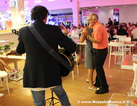 serenata al ristorante:Per riaccendere la fiamma del vostro amore, per regalarvi un momento di gioia che resterà scolpito nei vostri cuori.