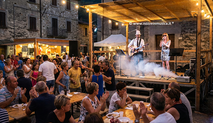 Nozze in Musica suona per feste di matrimonio ma non solo,suoniamo anche per cene aziendali,eventi,feste di piazza,compleanni