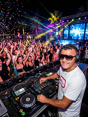 Avrete la possibilità di ingaggiare anche un solo Deejay con repertorio e dj set per feste di Capodanno, cene aziendali, Matrimoni