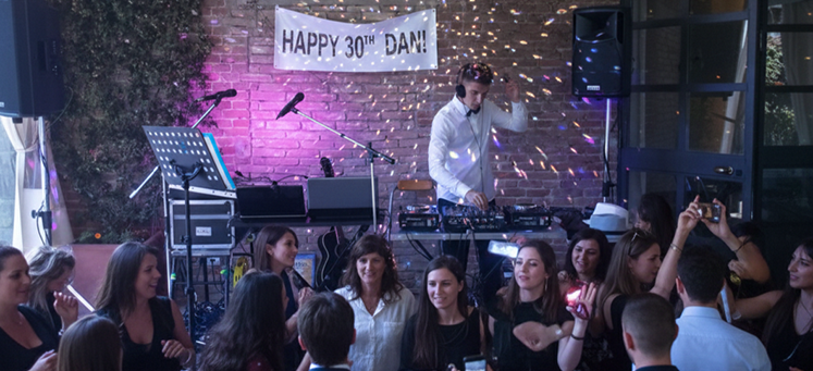 I Musicisti, Cantanti e DeeJay di Nozze in Musica, Garantiscono Professionalita' e Originalità, Affinché ogni evento sia un grande successo.