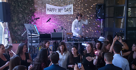Organizzare una festa fai da te improvvisandovi dj o animatore, l'attrezzatura la forniamo noi
