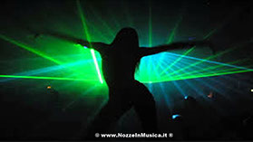 Il dj per matrimonio con le sue playlist personalizzabili potra condurre la vostra festa di matrimonio per tutto il tempo che vorrete. 