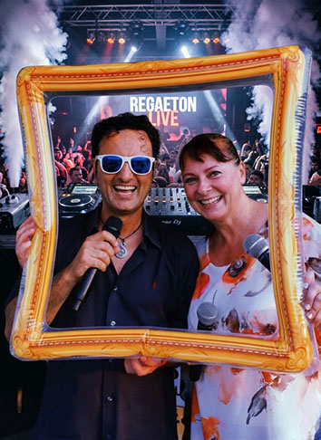 Avrete la possibilità di ingaggiare il deejay donna ed il vocalist con repertorio live per inaugurazione cene aziendali Veglione di Capodanno