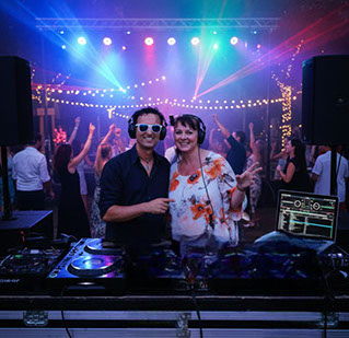 Meglio scegliere un dj o un cantante per la festa di matrimonio? Il nostro consiglio e': abbinamento cantante + deejay