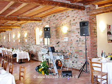 Postazione musicale piccola per piano bar