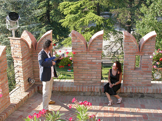 serenata alla fidanzata:" Mi vuoi sposare ? "  Chiediglielo con una Serenata.